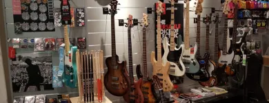Unternehmen 6 Bild R&D SOUND DI CUZZOCREA Musikschulen, Gesangsschulen am Lugano TI