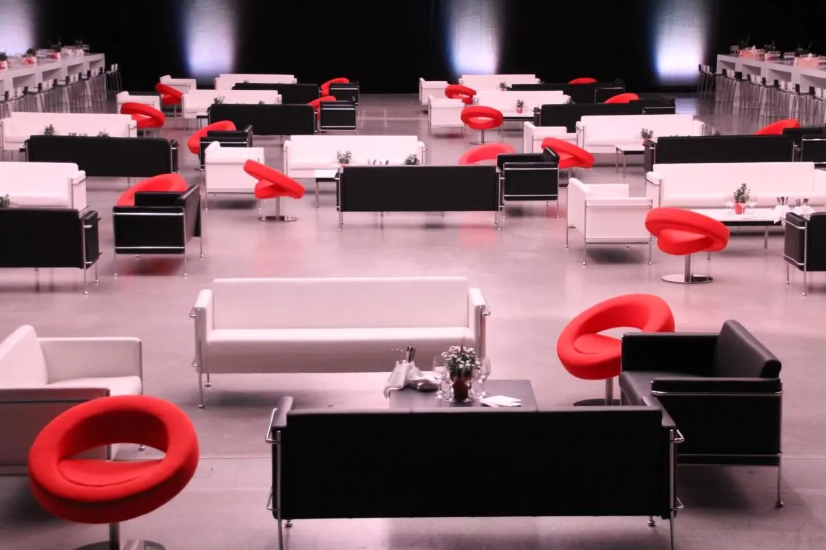 Immagine 9 azienda JMT MIETMOBILIAR GMBH