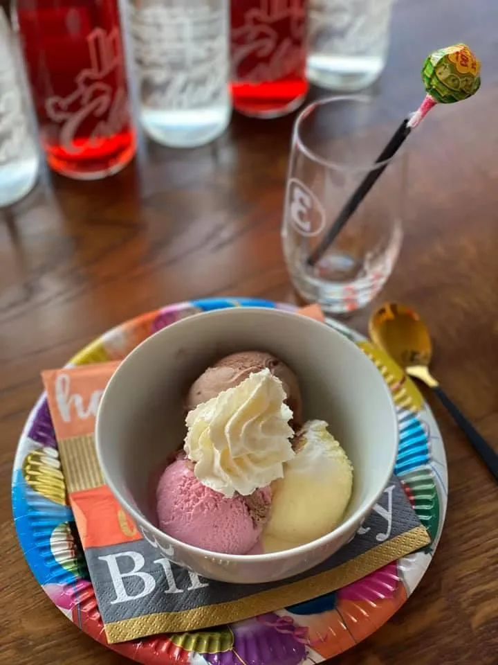 Unternehmen 1 Bild BAR ALTE LIEBE MELANIE UND MARTA TSCHUDIN